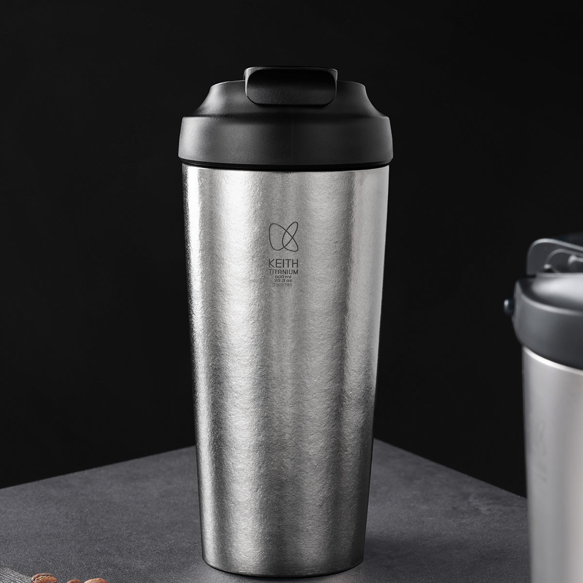 Puhdasta titaania oleva termosmuki 600 ml