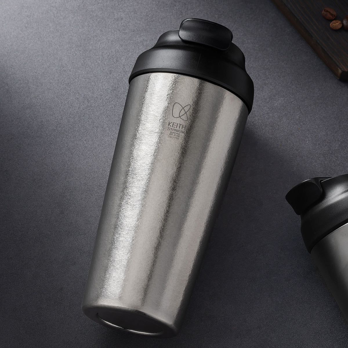 Puhdasta titaania oleva termosmuki 600 ml